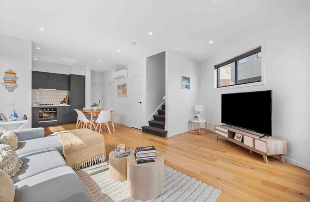 Capel Sound luxury 3 bedroom townhouse only minutes walk to the front beach.