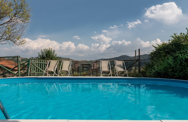 Capezzana di Sopra: a Tuscan Farmhouse with 6 bedrooms and Pool