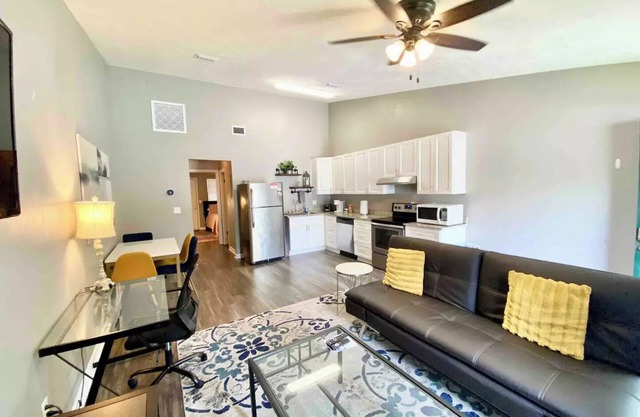 Capitol/Campus Retreat: Clean, Cozy w/King Bed