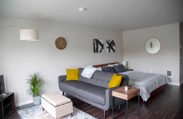 Capitol Hill Hideaway: Modern Studio with Free Parking!