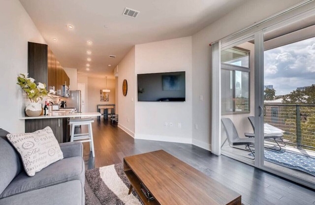 Capitol View Condos | Downtown Austin - Lone Star