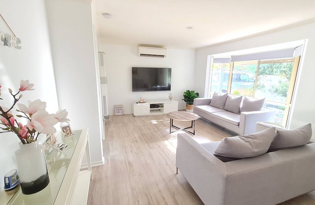 Caplesound Beach house 5 min walk to the beach and shops