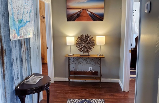 "Captain's Cove" w/boat dock & launch, walk to new restaurant on Lake Seminole!