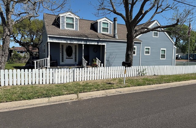 Captain Vic's a historic home 3 blks from the beach and 2 blks from Downtown