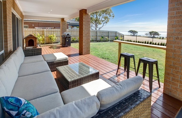 Captains Hideaway - Holiday with water views and modern luxury amenities