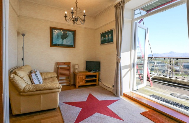 CAPTAIN’S QUARTERS, pet friendly in Porthmadog