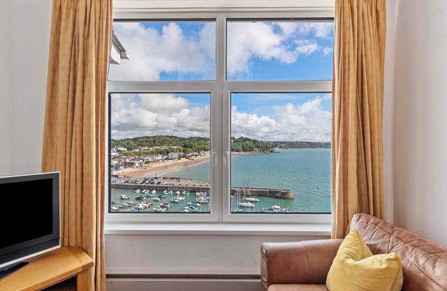 Captains View - Sea and Harbour Views, Parking