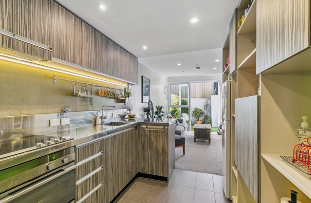 Captivating Canvas - Wellington Central Apartment