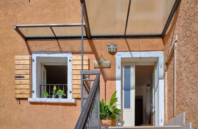 Caratteristica Casa Nelle Colline di Garda in Tranquillo Borgo Immerso nel Verde