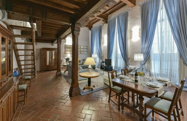 Caravaggio frescoed big loft in Oltrarno