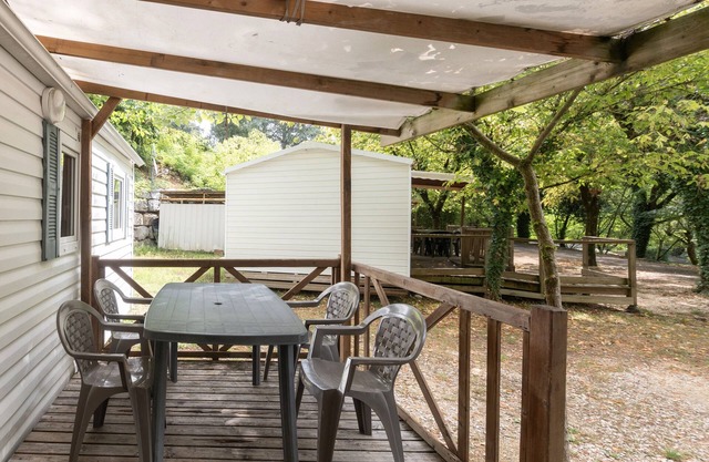 Caravan 'Midi - Mobil Home 4-6 Pers' with Private Terrace and Shared Garden
