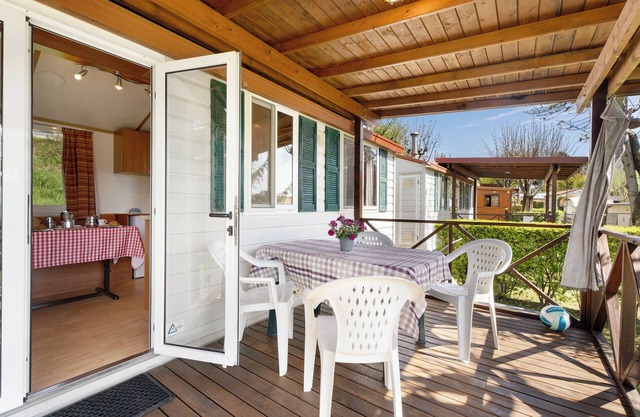 Caravan 'Mobile Home Comfort Standard' with Lake View, Shared Pool and Wi-Fi