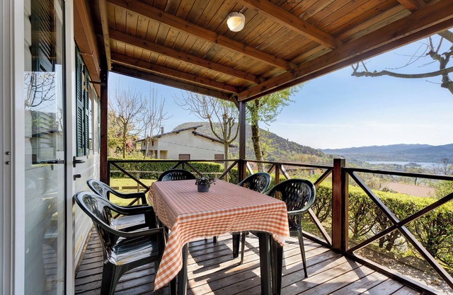 Caravan 'Mobile Home Comfort Vista Lago' with Lake View, Shared Pool and Private Garden