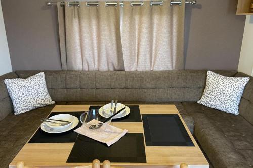 Caravan - Sleeps 10 - Pet friendly - Parking