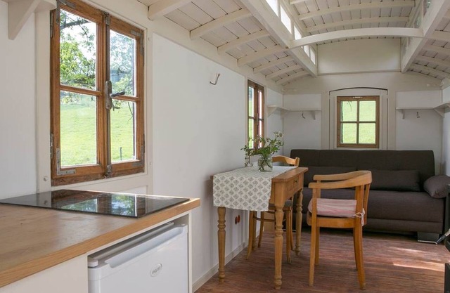 Caravan under the pear tree, 10sqm, 1 living/bedroom, max. 2 persons