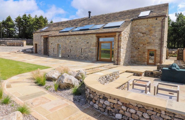 CARDEN LAITHE BARN, pet friendly, luxury holiday cottage in Cracoe