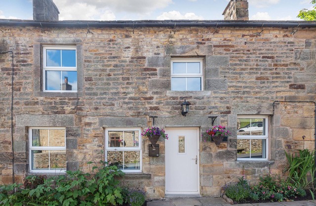 CARDER COTTAGE, pet friendly, character holiday cottage in Longnor