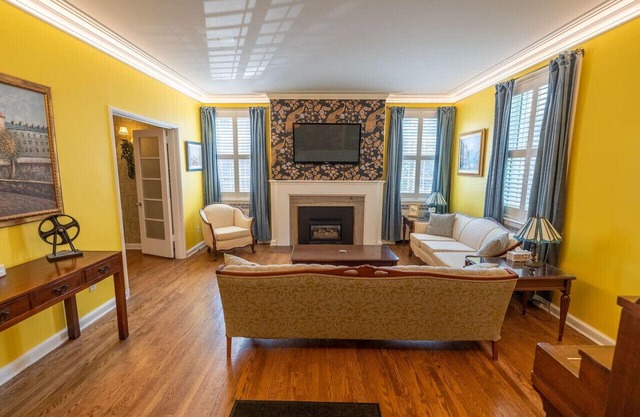 Cardinal Inn ~ Boho Room