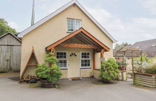 CARIAD COTTAGE, pet friendly, with hot tub in Cross Inn
