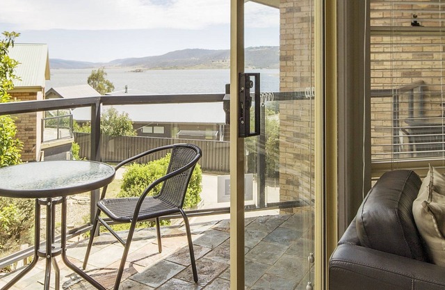 Caribou 3 - Views over Lake Jindabyne with Wifi!