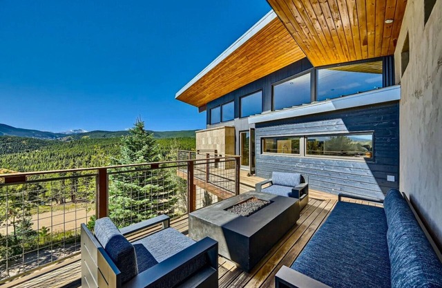 Caribou Ridge with Hot Tub! Pet Friendly + James Peak Views -Sleeps 10