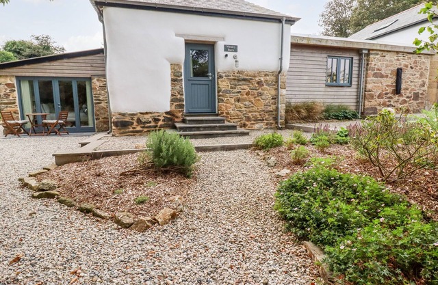 CARINES BARNS - WESLEY BARN, pet friendly, with hot tub in Cubert