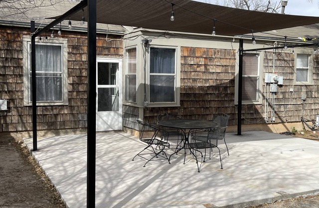 Carlton Cottage in Historic Santa Rita!