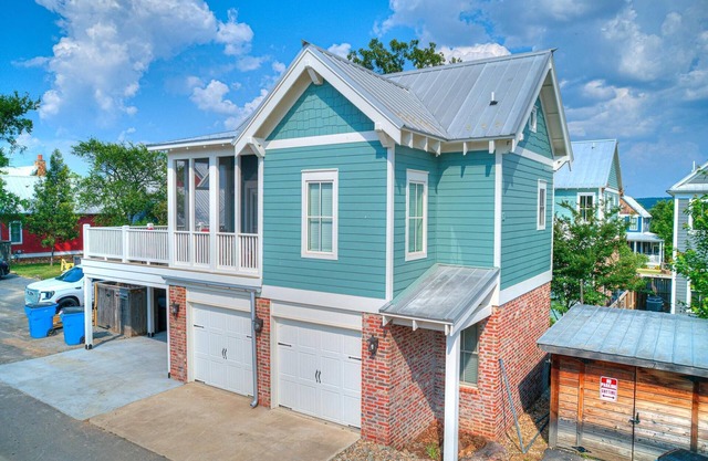 Carlton Landing! Cozy Garage Apartment close to all amenities!