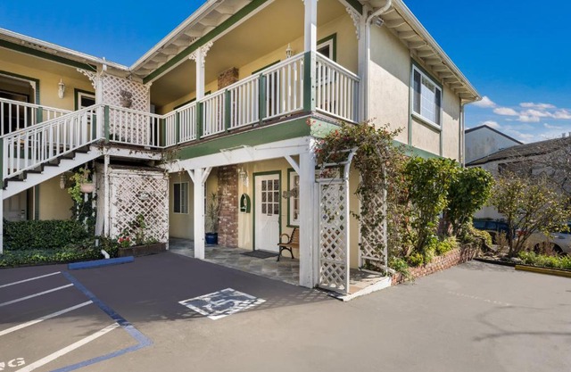 Carmel Inn & Suites