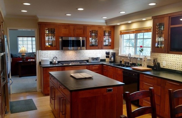 Carmel/Monterey Beautiful 3 Br 2.5 Bath Home In The Woods