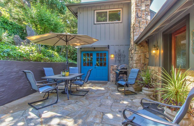 Carmel Valley close to Village, Carmel, Laguna Seca. Sleeps 7 separately. !