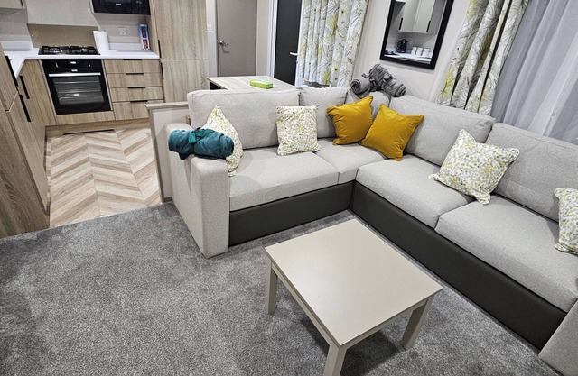 Carnforth - Caravan - sleeps 6 - Dog Friendly