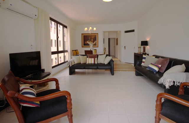 CARNIVAL AVAILABLE. Spacious and airy apartment, ideal for families. (Enseada) Guarujá