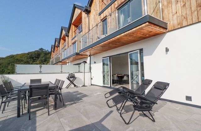 CARNON GWEL, DEVORAN, pet friendly, with hot tub in Devoran, Cornwall