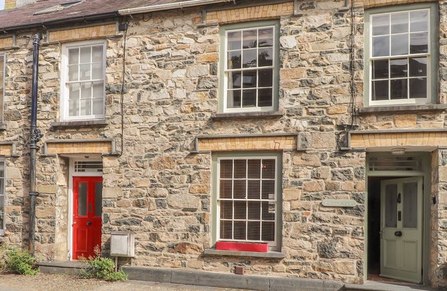 CARNORFA, pet friendly, with open fire in Newport, Pembrokeshire