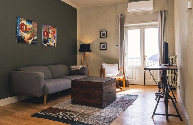 Carola A tastefully furnished apartment lakefront