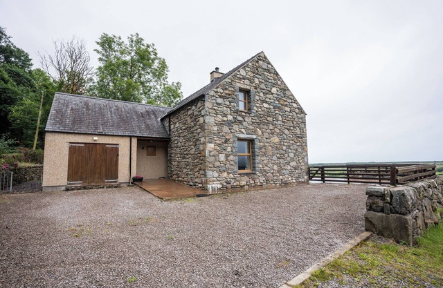 CARREG WEN, pet friendly, with open fire in Harlech