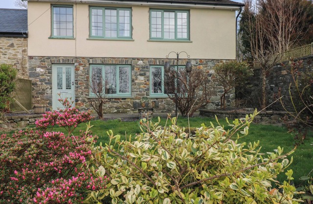 CARREG YR ONNEN, pet friendly, with open fire in Penparc