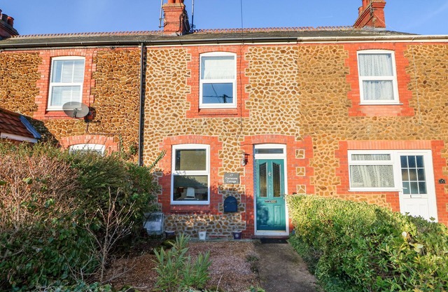 CARRSTONE COTTAGE, pet friendly, character holiday cottage in Heacham