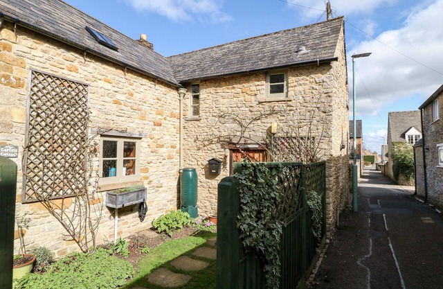 CARTER'S COTTAGE, pet friendly, with open fire in Stow-On-The-Wold