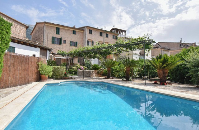 Cas Milà. Typical Majorcan townhouse with garden and pool close to the square