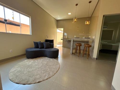 Casa 04 - Casa com 2 quartos, sendo uma suíte localizada próximo a rodoviária e o aeroporto