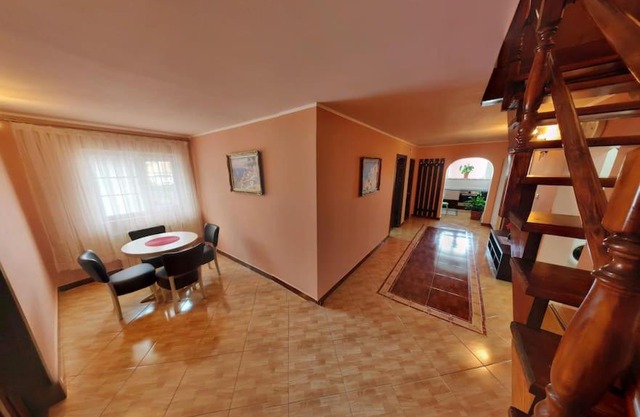Casa 1 Mai, Parcare in curte