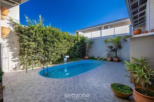 Casa 2Q c/piscina e churrasqueira em Penha TZS210