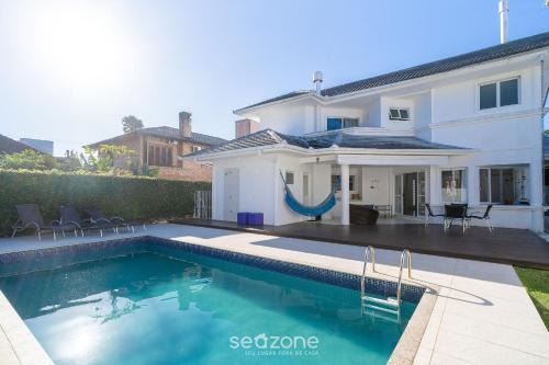 Casa 4Q c/piscina em Jurerê Internacional MER0671