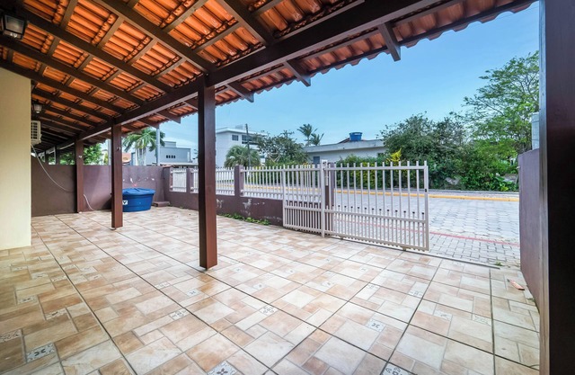 Casa a 2 quadras da Praia de Zimbros RW2724