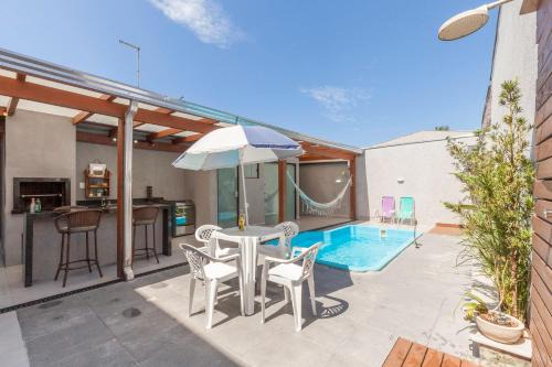 Casa a 700m da Praia com Piscina Aquecida e Churrasqueira
