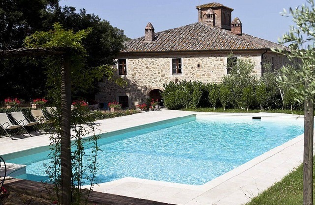 Casa Adalmina C: A pleasant and spacious apartment that is part of an ancient country house built on a hillside, surrounded by meadows and woods.