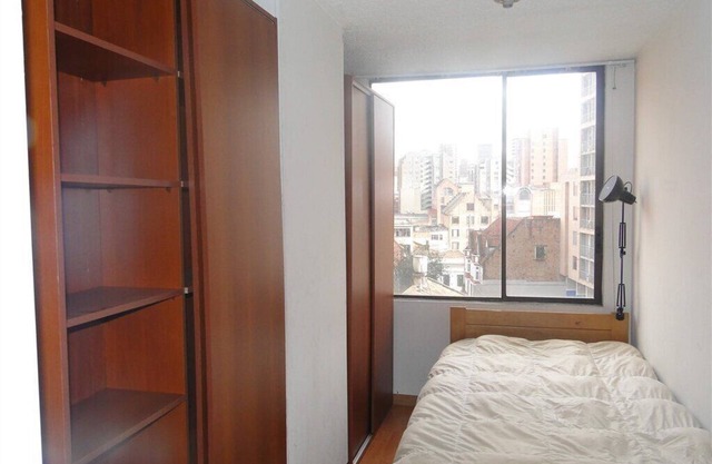 CASA AMOBLADA DE 3 PISOS, 2 BAÑOS, 4 HABITACIONES,