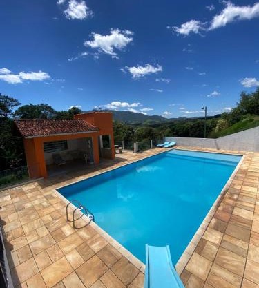 Casa ampla, 2 qtos, varanda, região de Extrema
